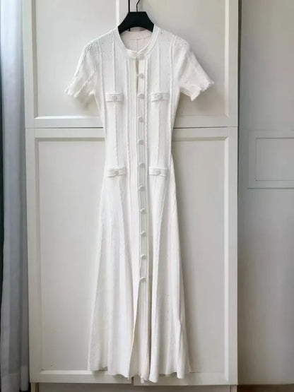 Robe longue élégante en tricot français ajouré, à fils, à simple boutonnage, coupe slim, style vintage à torsades, à boutons, à manches courtes à volants