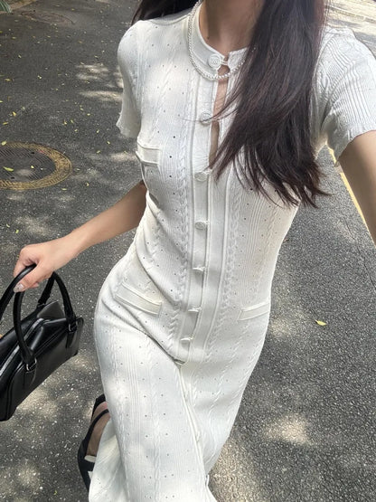 Robe longue élégante en tricot français ajouré, à fils, à simple boutonnage, coupe slim, style vintage à torsades, à boutons, à manches courtes à volants