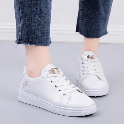 Chaussures décontractées en cuir PU pour femmes, nouvelles chaussures femme 2025, baskets blanches mode brodées, respirantes, à fleurs, à lacets, baskets pour femmes