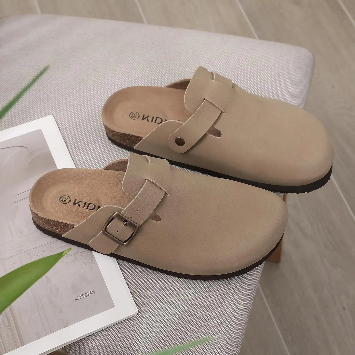 Mules en daim pour femmes Comwarm Fashion, pantoufles, sabots pour hommes, sandales à semelle intérieure en liège avec soutien de la voûte plantaire, claquettes d’extérieur pour la plage, chaussures d’intérieur