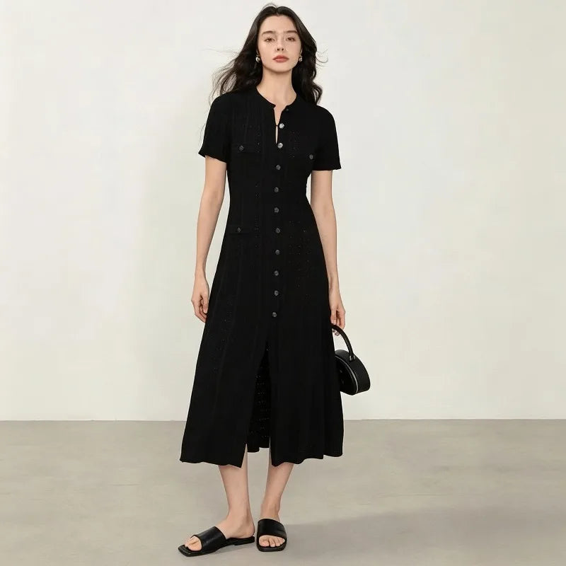 Robe longue élégante en tricot français ajouré, à fils, à simple boutonnage, coupe slim, style vintage à torsades, à boutons, à manches courtes à volants