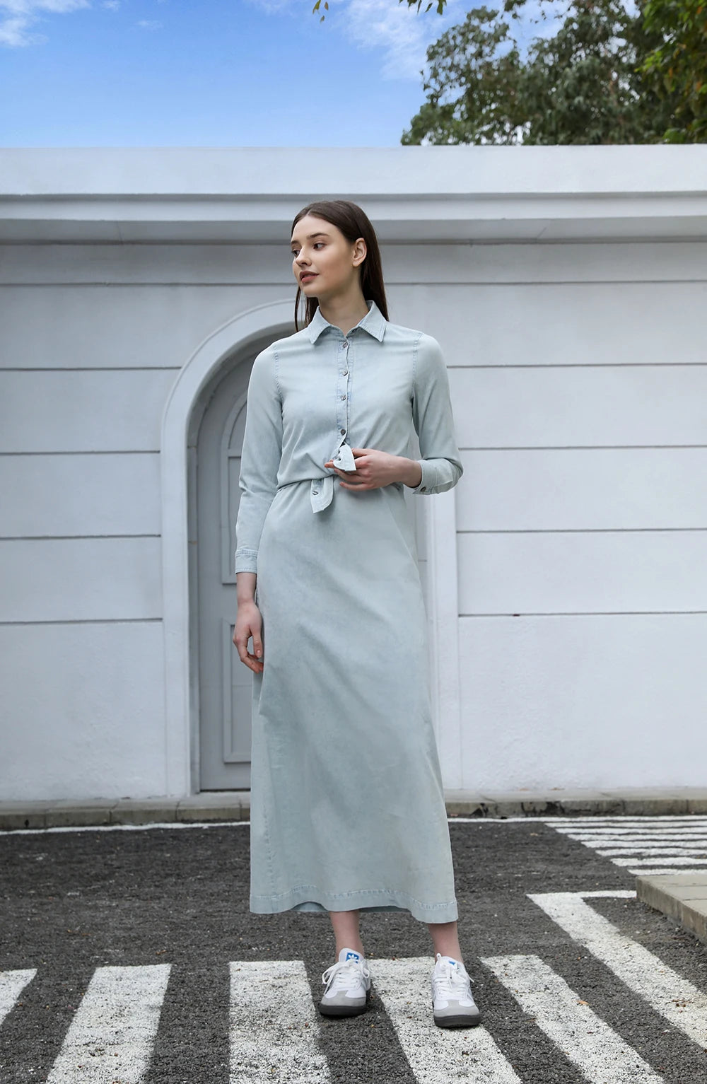 AP SS25 robe chemise et blouse cache-cœur en denim léger pour femmes