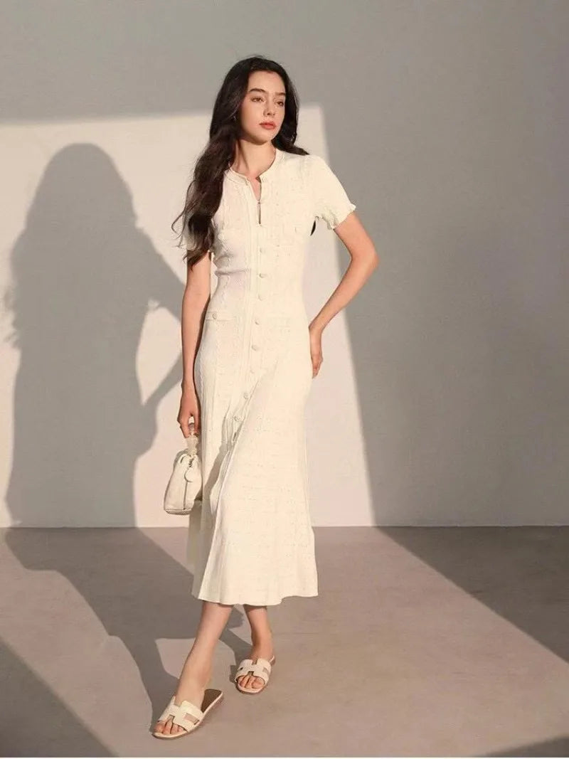 Robe longue élégante en tricot français ajouré, à fils, à simple boutonnage, coupe slim, style vintage à torsades, à boutons, à manches courtes à volants