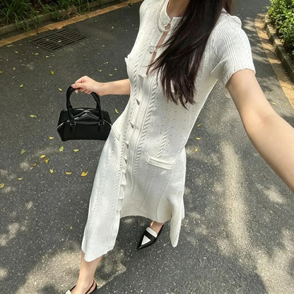 Robe longue élégante en tricot français ajouré, à fils, à simple boutonnage, coupe slim, style vintage à torsades, à boutons, à manches courtes à volants
