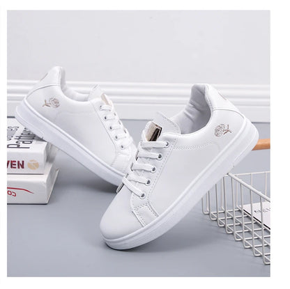 Chaussures décontractées en cuir PU pour femmes, nouvelles chaussures femme 2025, baskets blanches mode brodées, respirantes, à fleurs, à lacets, baskets pour femmes