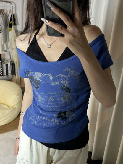 T-shirt vintage Y2K pour femme au design faux deux pièces, coupe slim fit avec épaules dénudées, dos nu à laçage dentelle et imprimé tendance. Un style féminin, sexy et moderne parfait pour toutes les occasions.