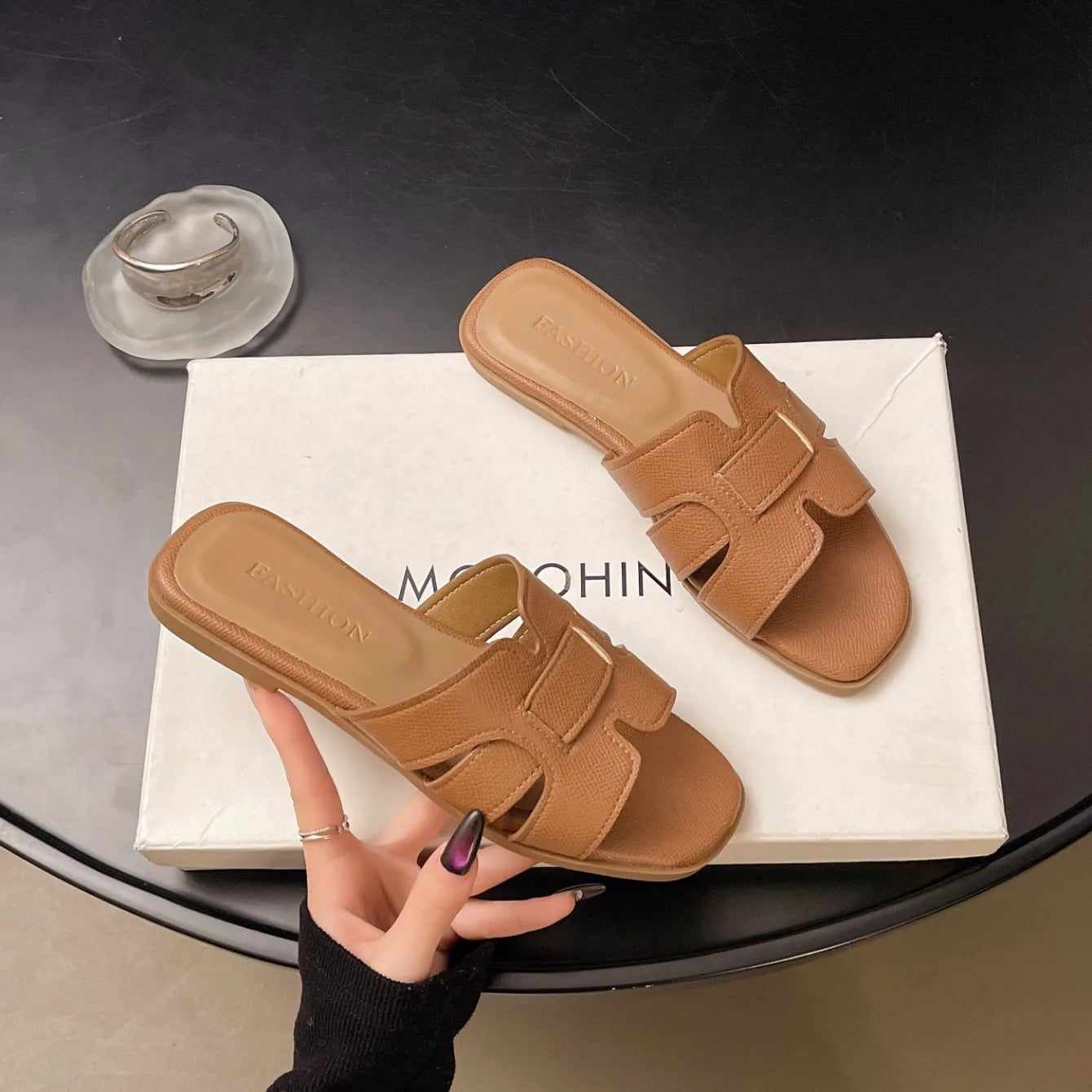 Nouvelles pantoufles d’été tendance pour femmes, sandales plates à bout carré pour femme, bout ouvert, confortables, antidérapantes, claquettes de plage pour femmes, pantoufles pour femmes