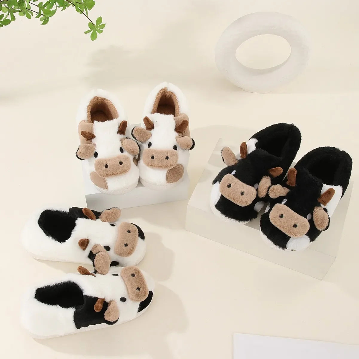 Chaussons d’intérieur d’hiver pour couples, chauds et en peluche, style neutre avec motif vache cartoon, antidérapants, confortables, en coton, pour hommes et femmes