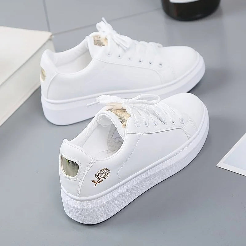 Chaussures décontractées en cuir PU pour femmes, nouvelles chaussures femme 2025, baskets blanches mode brodées, respirantes, à fleurs, à lacets, baskets pour femmes