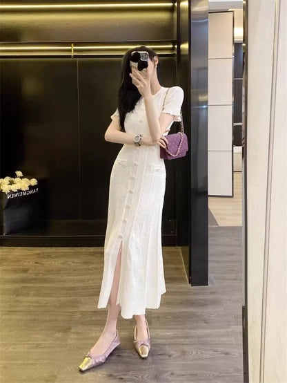 Robe longue élégante en tricot français ajouré, à fils, à simple boutonnage, coupe slim, style vintage à torsades, à boutons, à manches courtes à volants