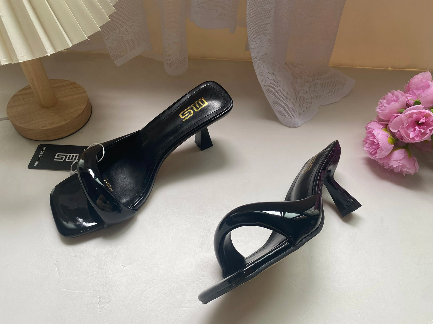 Nouvelles pantoufles pour femmes, sexy, en cuir, à bride arrière, talons aiguilles style romain, élégantes, talon original, bout carré, satinées, à enfiler, chaussures femme Zapatillas