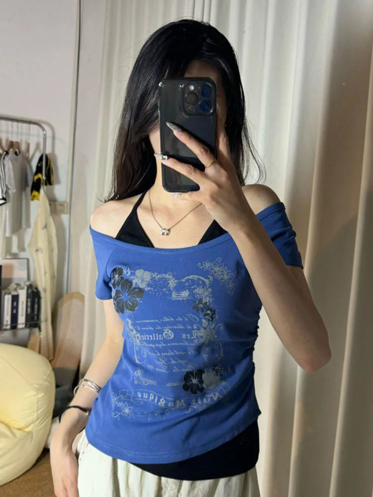 T-shirt vintage Y2K pour femme au design faux deux pièces, coupe slim fit avec épaules dénudées, dos nu à laçage dentelle et imprimé tendance. Un style féminin, sexy et moderne parfait pour toutes les occasions.