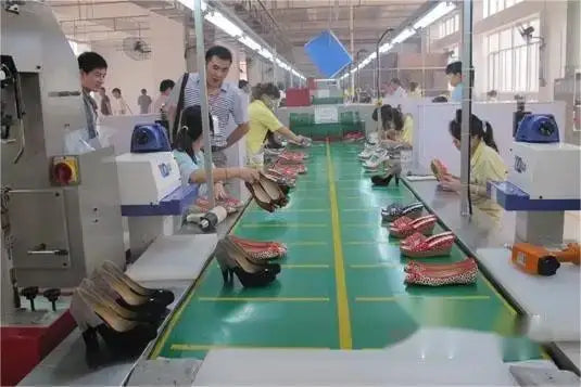 Chaussures décontractées en cuir PU pour femmes, nouvelles chaussures femme 2025, baskets blanches mode brodées, respirantes, à fleurs, à lacets, baskets pour femmes