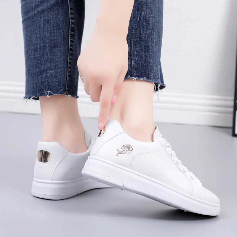 Chaussures décontractées en cuir PU pour femmes, nouvelles chaussures femme 2025, baskets blanches mode brodées, respirantes, à fleurs, à lacets, baskets pour femmes