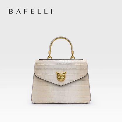Le sac à main en cuir véritable BAFELLI au motif crocodile tendance est doté d’une bandoulière amovible en cuir de vache, adaptée au port à la main.