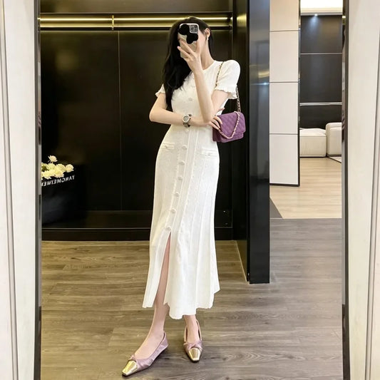 Robe longue élégante en tricot français ajouré, à fils, à simple boutonnage, coupe slim, style vintage à torsades, à boutons, à manches courtes à volants