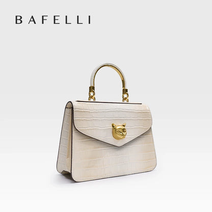 Le sac à main en cuir véritable BAFELLI au motif crocodile tendance est doté d’une bandoulière amovible en cuir de vache, adaptée au port à la main.