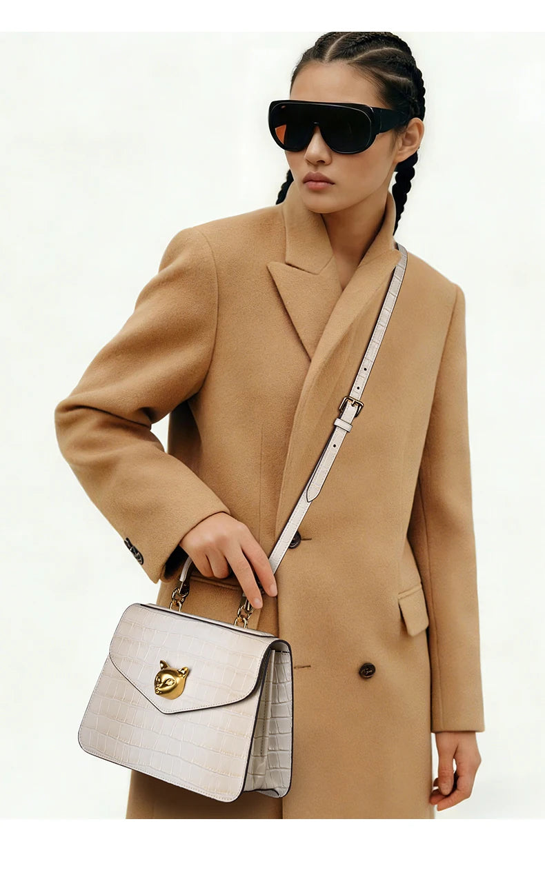 Le sac à main en cuir véritable BAFELLI au motif crocodile tendance est doté d’une bandoulière amovible en cuir de vache, adaptée au port à la main.
