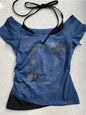 T-shirt vintage Y2K pour femme au design faux deux pièces, coupe slim fit avec épaules dénudées, dos nu à laçage dentelle et imprimé tendance. Un style féminin, sexy et moderne parfait pour toutes les occasions.