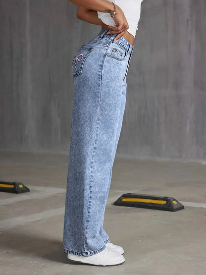 Pantalon large en denim délavé polyvalent et à la mode pour femmes avec broderie de nœud sur la poche arrière
