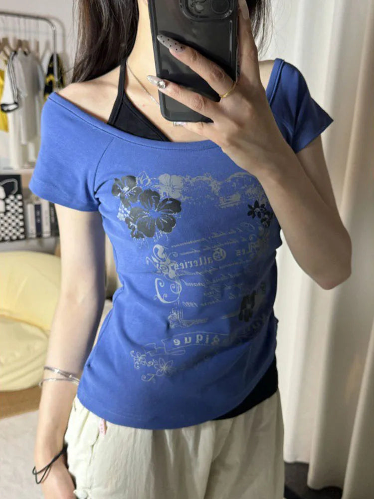 T-shirt vintage Y2K pour femme au design faux deux pièces, coupe slim fit avec épaules dénudées, dos nu à laçage dentelle et imprimé tendance. Un style féminin, sexy et moderne parfait pour toutes les occasions.