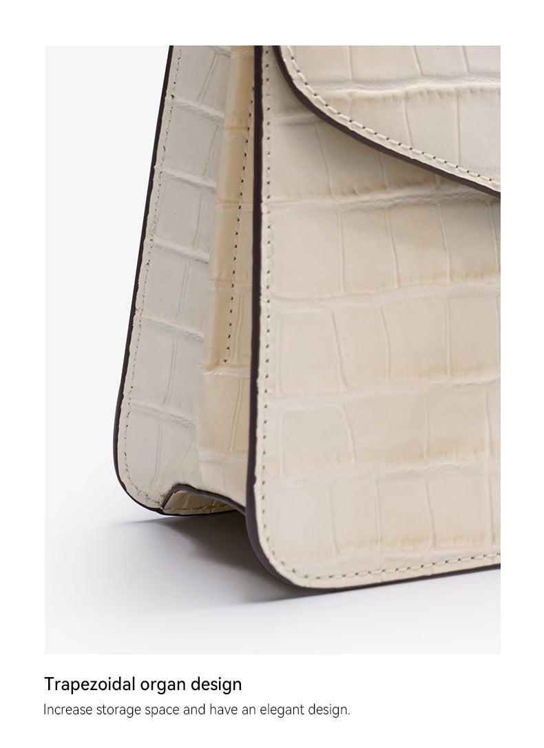 Le sac à main en cuir véritable BAFELLI au motif crocodile tendance est doté d’une bandoulière amovible en cuir de vache, adaptée au port à la main.