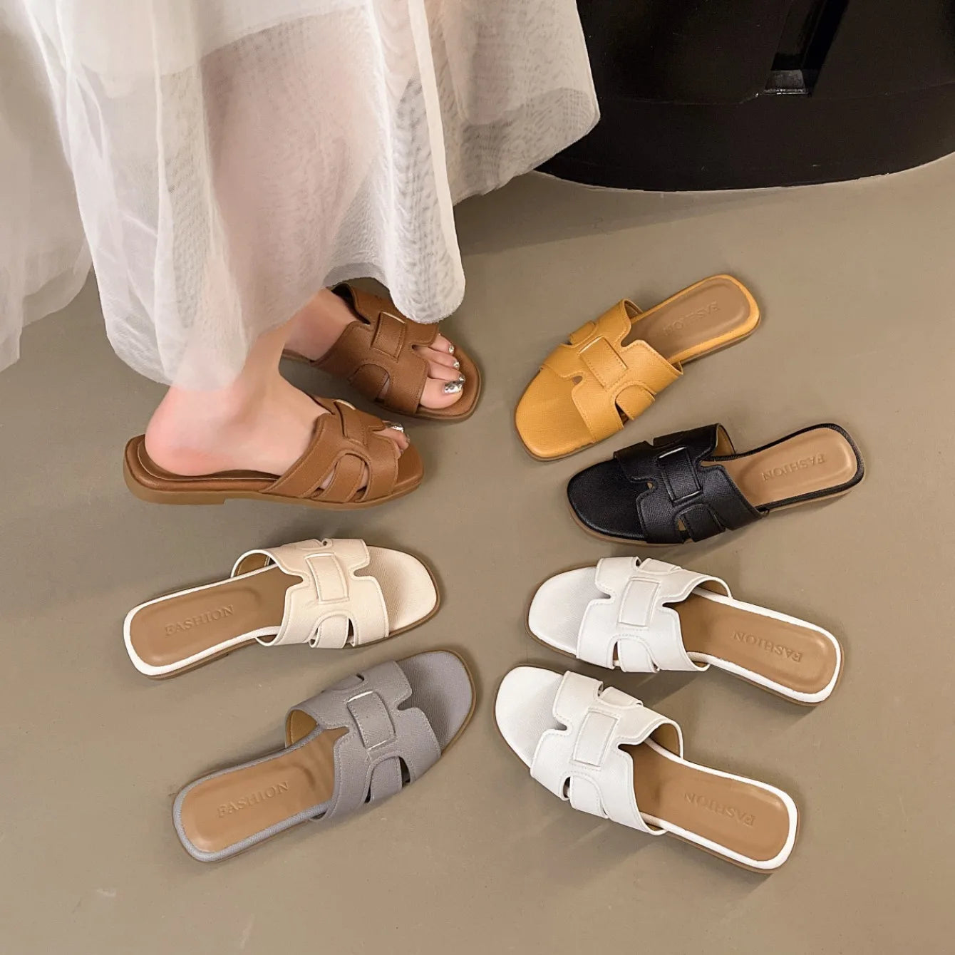 Nouvelles pantoufles d’été tendance pour femmes, sandales plates à bout carré pour femme, bout ouvert, confortables, antidérapantes, claquettes de plage pour femmes, pantoufles pour femmes