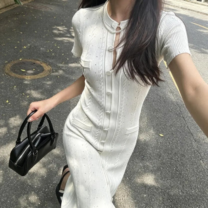 Robe longue élégante en tricot français ajouré, à fils, à simple boutonnage, coupe slim, style vintage à torsades, à boutons, à manches courtes à volants